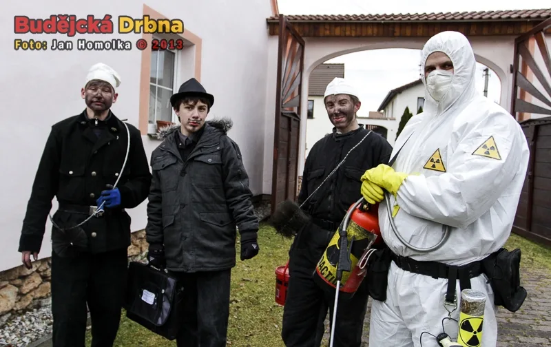 Masky doprovázející koledníky
