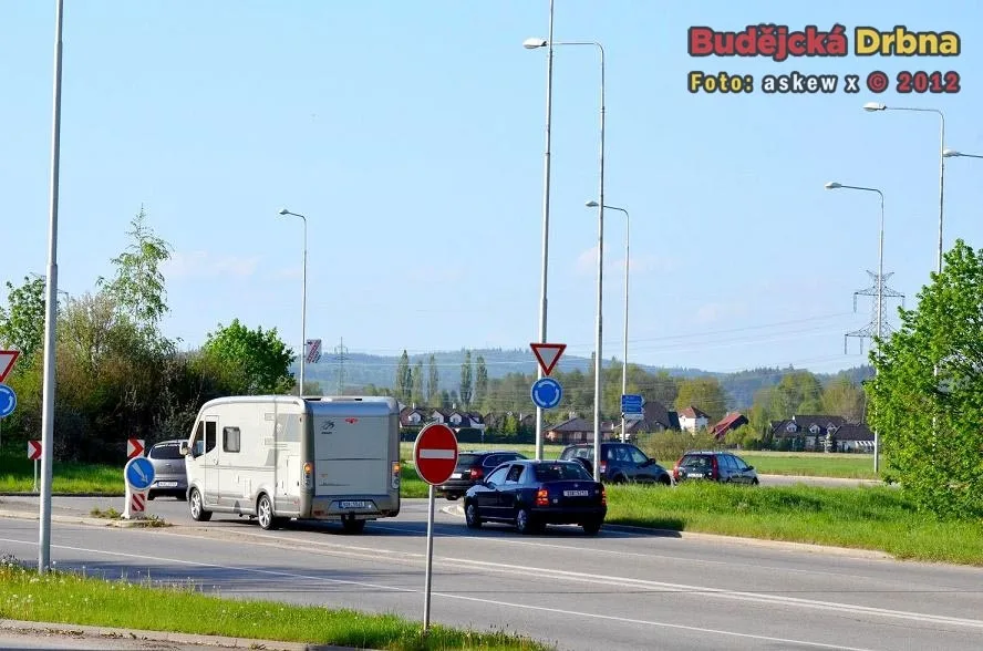 Kruhový objezd u Globusu
