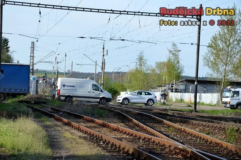 Železniční přejezd v Kněžských Dvorech, pod kterým by měl vést tunel