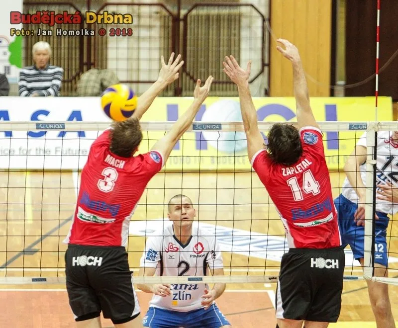 Blok Radka Macha a Petra Zapletala při prvním pohárovém duelu se Zlínem