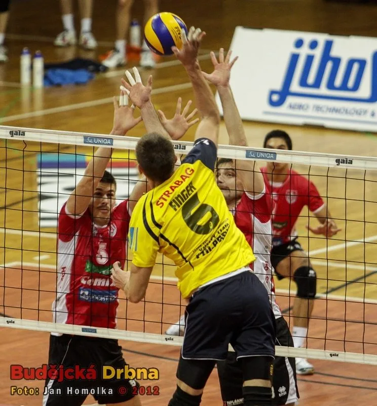 Momentka z prvního vzájemného duelu mezi Jihostrojem a ČZU Praha na budějcké palubovce