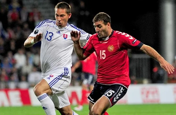 Hrayr Mkoyan (na snímku vpravo v národním dresu Arménie) posílil budějcké Dynamo