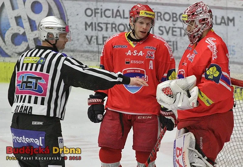 Skvělou formu z reprezentačního startu proti Rusku si do utkání s Chomutovem přenesl domácí gólman Jakub Kovář. Na snímku s Františkem Ptáčkem a čárovým sudím Bláhou