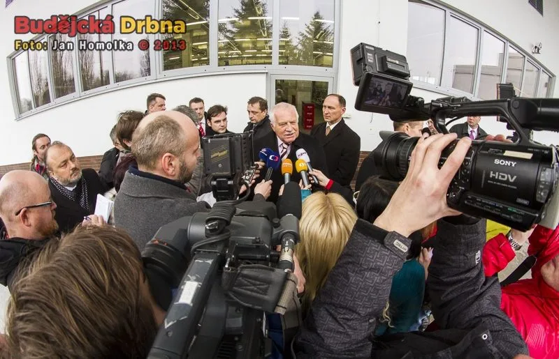 Václav Klaus v sevření novinářů