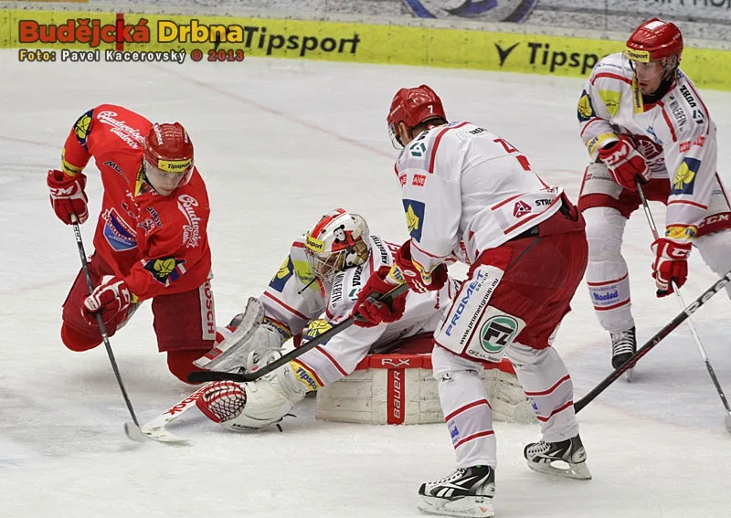 Rastislav Dej atakuje třineckého gólmana Petera Hamerlíka
