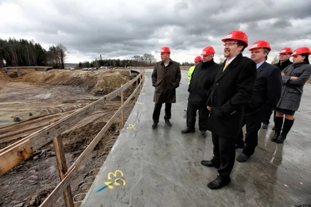 Ministr dopravy Pavel Dobeš (v popředí) na stavbě dálnice D3