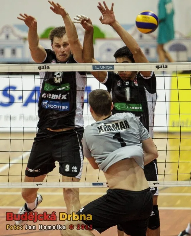 Havířovský Kramar smečuje v budějcké Sportovce do bloku Mach - Rojas