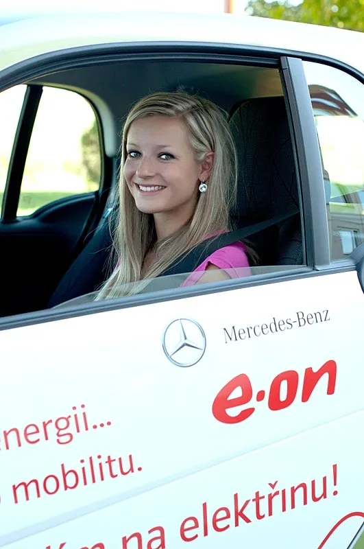 Majitelé elektromobilů se můžou těšit na nový tarif. Na snímku je Maturantka Roku 2012 Gabriela Fialová v autě od E.ONu
