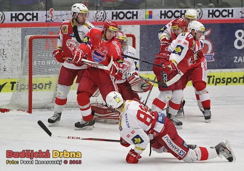 Velký tlak domácích ve druhé třetině. Domácí mladík Michal Švihálek stíní Miroslavu Kopřivovi, brání ho Michal Poletín