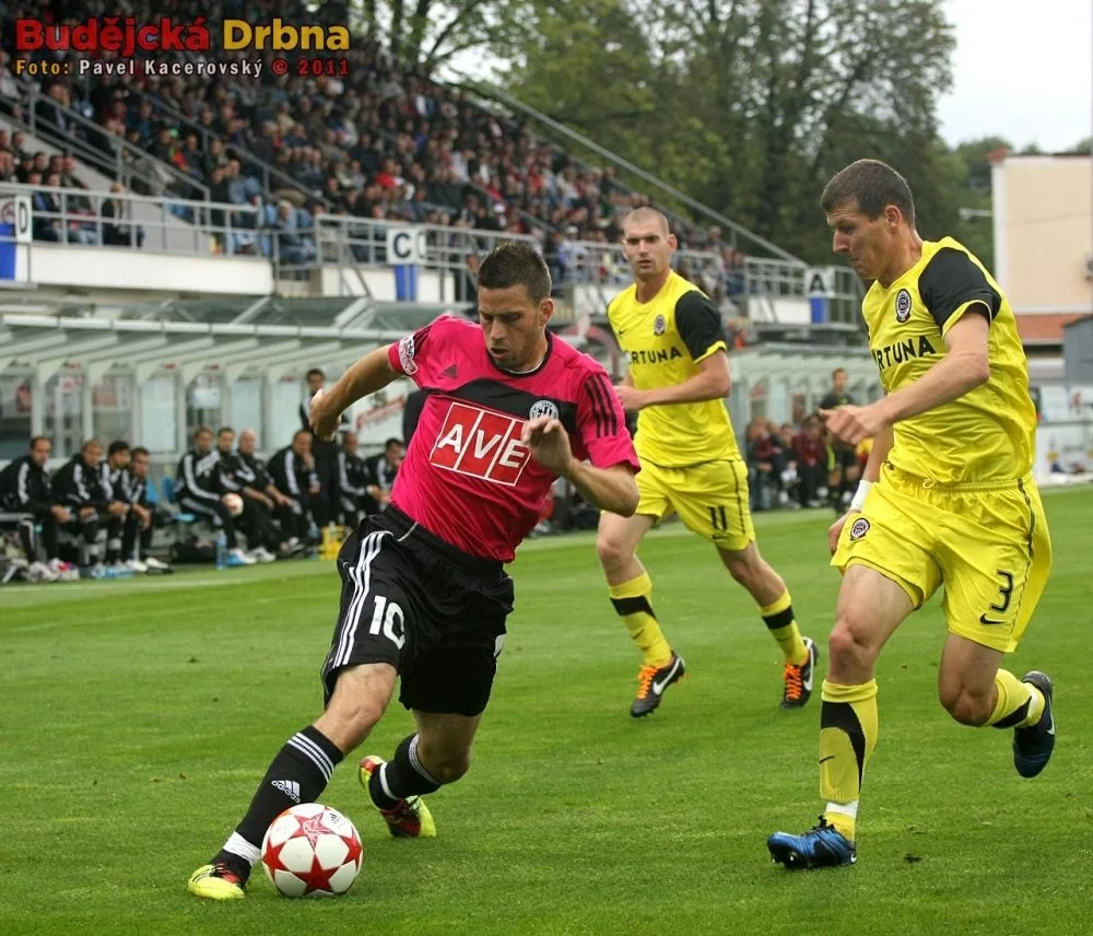 Na Střeleckém ostrově se dnes očekává početná divácká návštěva. Snímek je z posledního vzájemného zápasu Dynama a Sparty v Budějcích