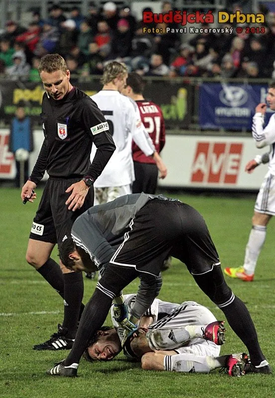 Jaroslav Machovec utrpěl při jednom ze soubojů ve vápně bolestivý úder do nohy