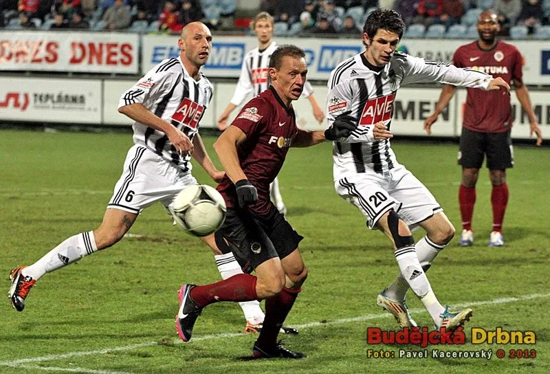 Tomáš Zápotočný se dral do zakončení, Petr Javorek mu však jeho záměr překazil