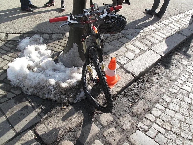 Sobotní střet cyklisty s Volkswagenem Touareg v ulici U Černé věže