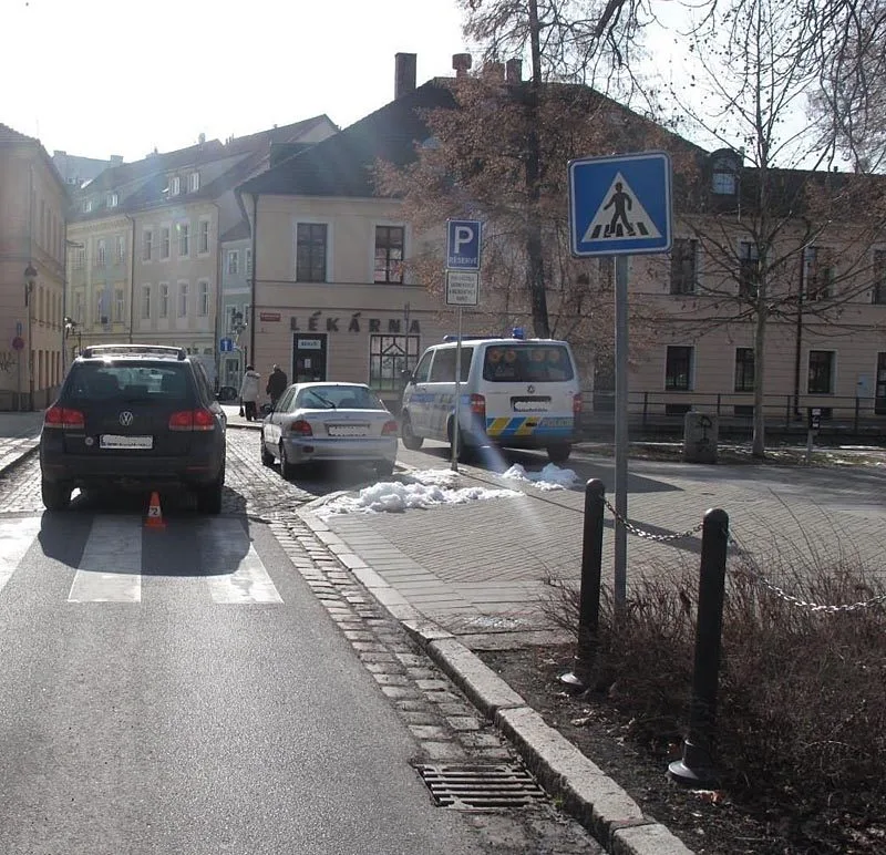Sobotní střet cyklisty s Volkswagenem Touareg v ulici U Černé věže