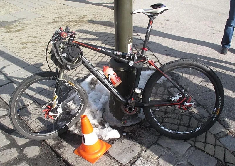 Sobotní střet cyklisty s Volkswagenem Touareg v ulici U Černé věže