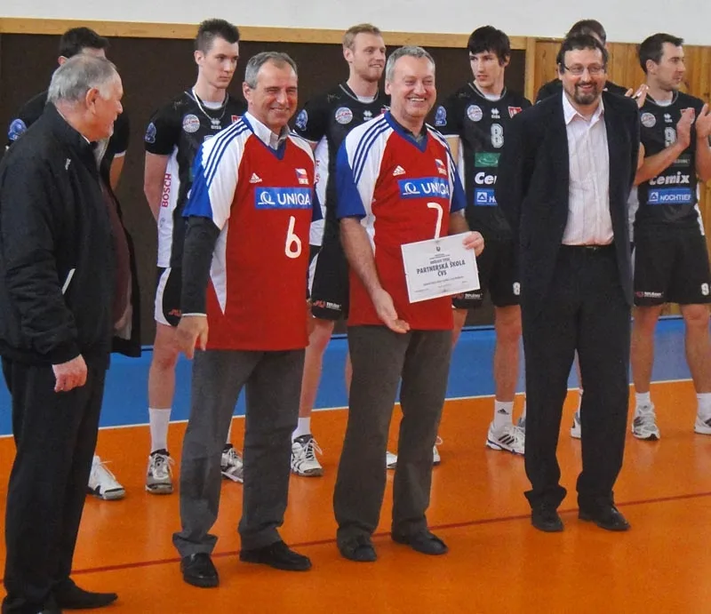 Ředitel Základní školy Oskara Nedbala Miroslav Poláček a prezident VK Jihostroj Jan Diviš v reprezentačních dresech a s nově získaným certifikátem