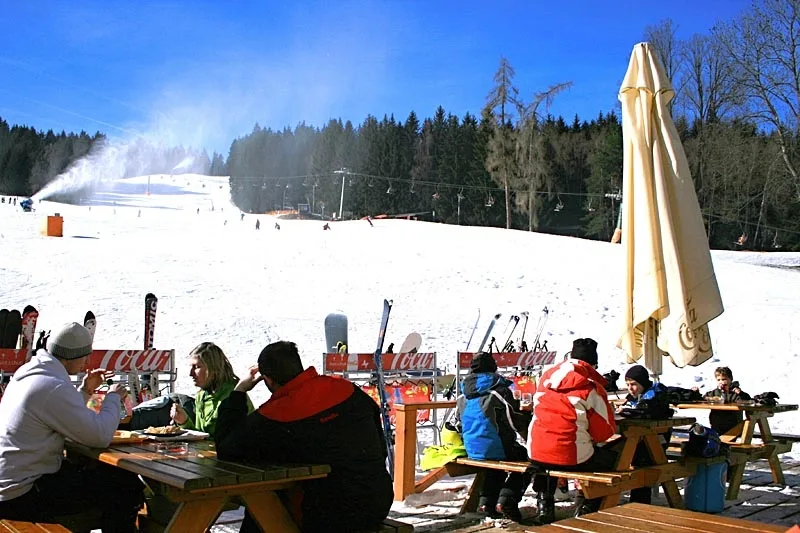 Aprés Ski Bar pod modrou oblohou