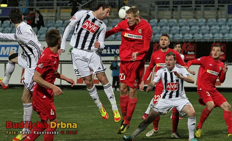 Hlavičkový souboj Hrayra Mkoyana s Michalem Škodou