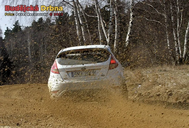 Martin Koči s Petrem Starým proháněli u Ločenic závodní Ford Fiesta R2
