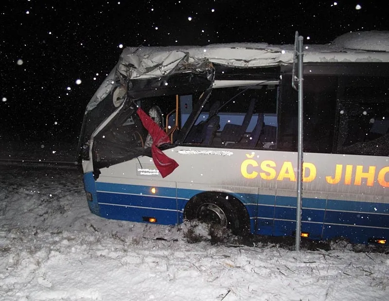Havarovaný autobus u Trhových Svinů