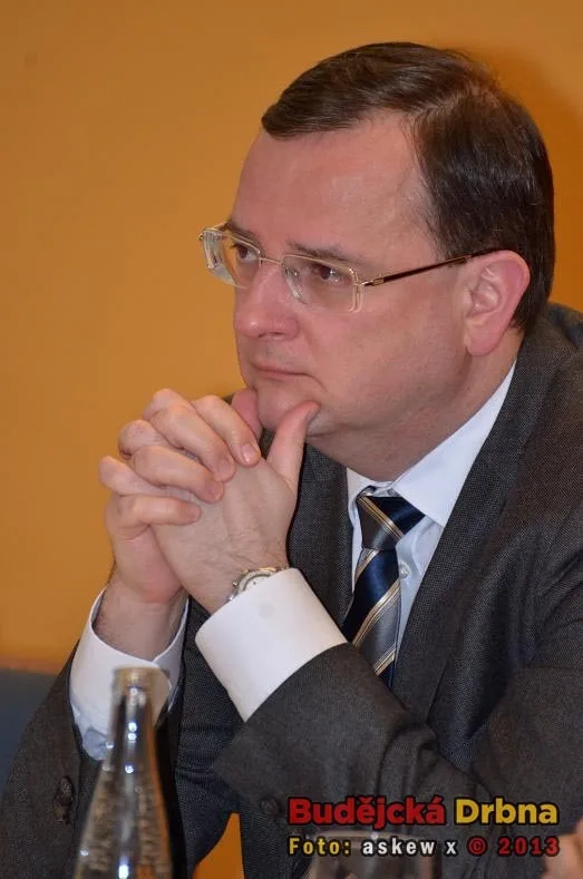 Petr Nečas naslouchá diskuzním příspěvkům členů JHK