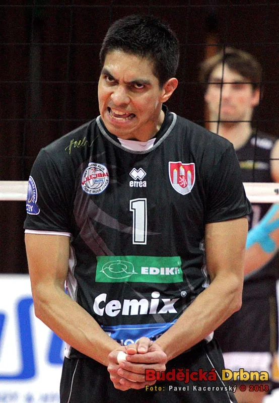Andy Rojas vlídně promlouvá ke svému spoluhráči