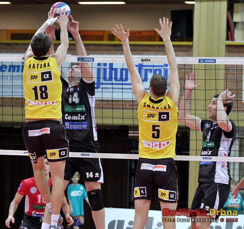 Petr Zapletal se přetlačuje na síti o míč s Vladem Katonou