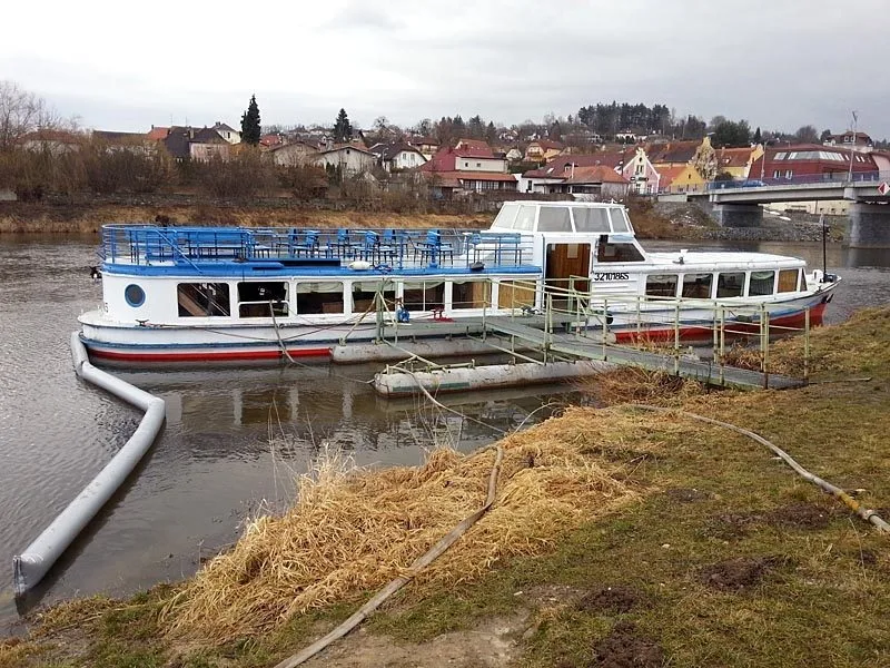 Zásah hasičů u poškozené lodi v Zámostí