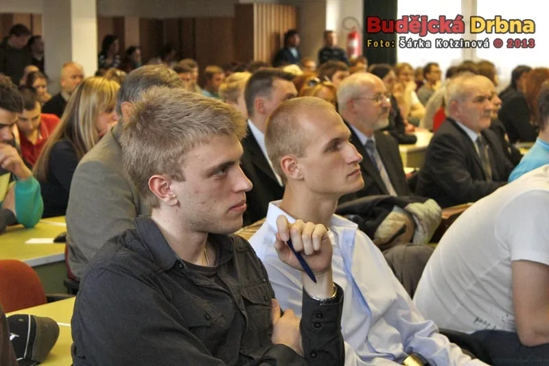 Všichni přítomní pozorně naslouchali