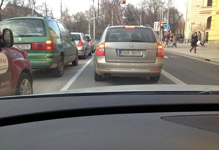 Ve směru k ulici Na Sadech už můžou auta stát ve dvou pruzích