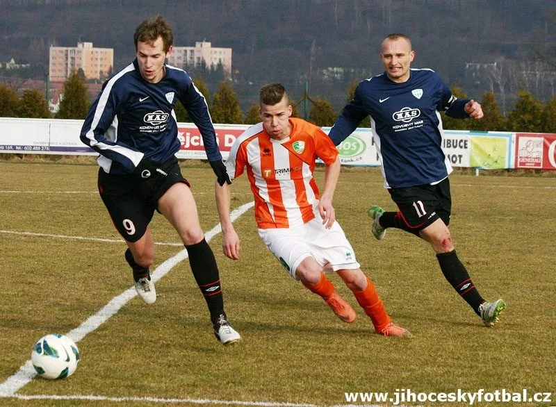 Jakub Rosůlek (v červenobílém) se proti svým bývalým spoluhráčům neprosadil. Míč před ním sebral Jakub Hric, vše jistí kapitán Táborska B Jan Chotovinský