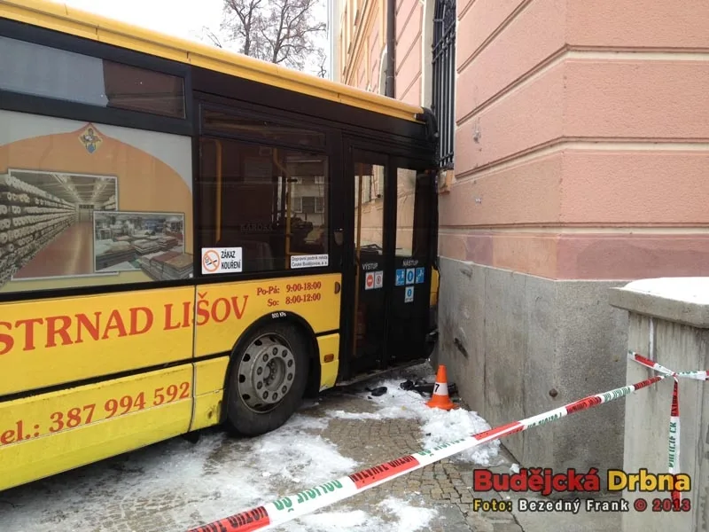 Autobus MHD narazil do budovy hlavní pošty na Senovážném náměstí