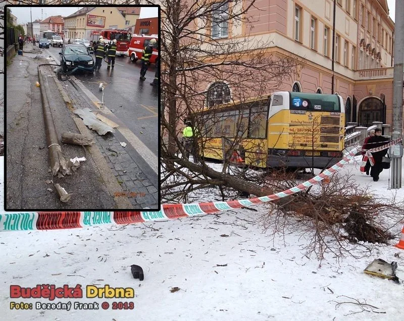 Nehoda autobusu na Senovážném náměstí