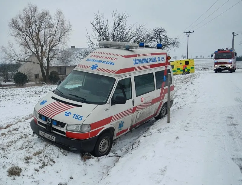 Havarované sanitky za obcí Dražíč