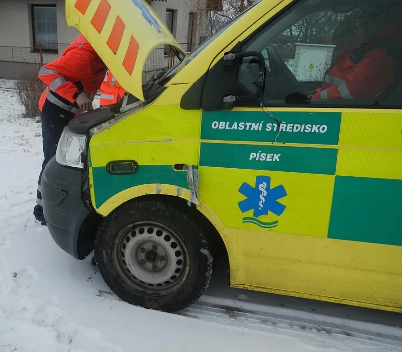 Žlutá sanitka po nárazu do stromu