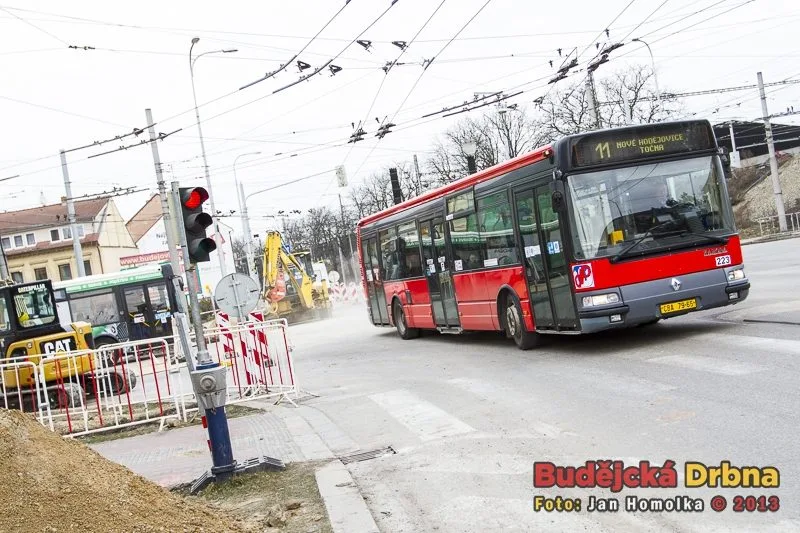 Omezený provoz u viaduktu na Rudolfovské