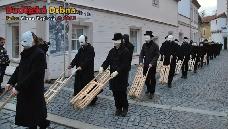 Večerní průvod
