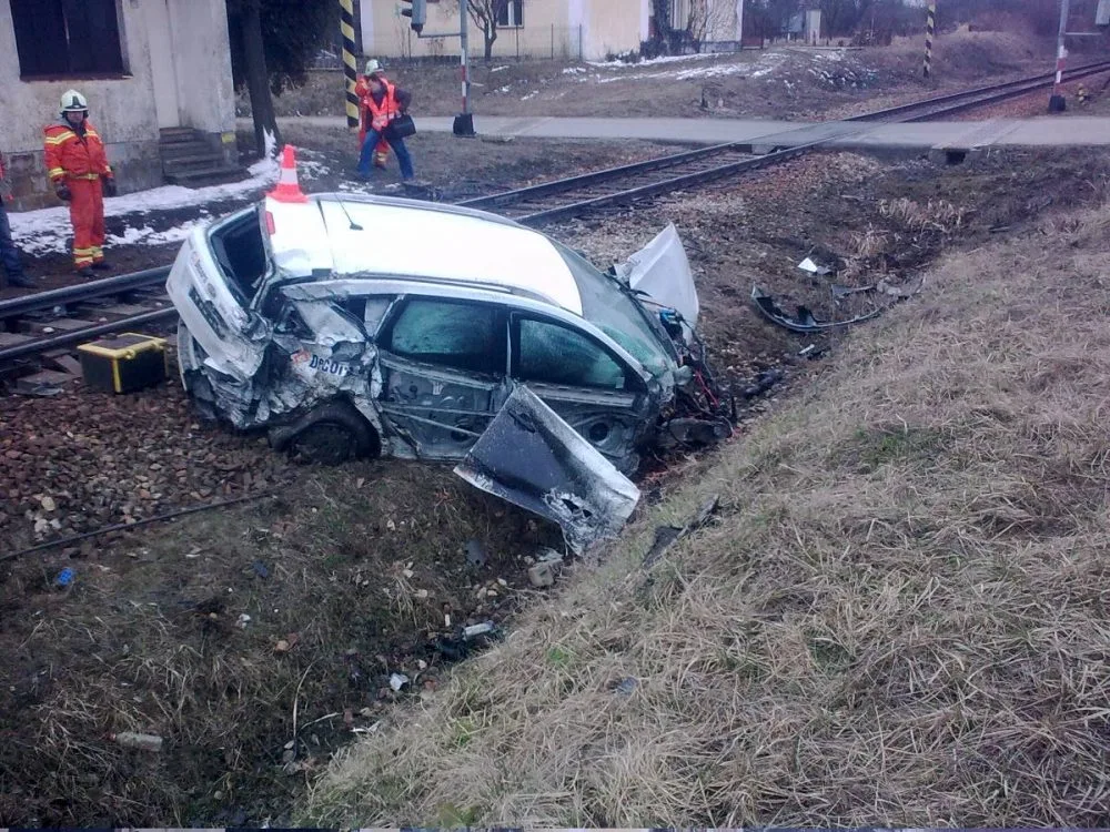 Havarovaný ford po střetu s vlakem v Horusicích