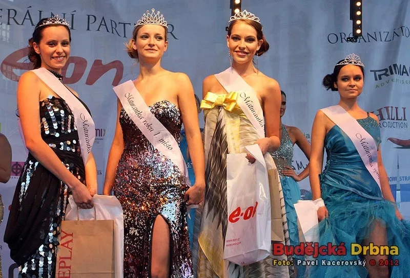Čtyři oceněné dívky ve finále Maturantky Roku 2012, druhá zleva vítězka Gabriela Fialová ze Zruče nad Sázavou