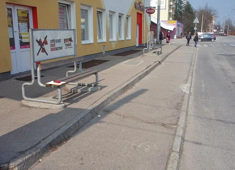 Jedna ze zastávek MHD v ulici Jana Opletala