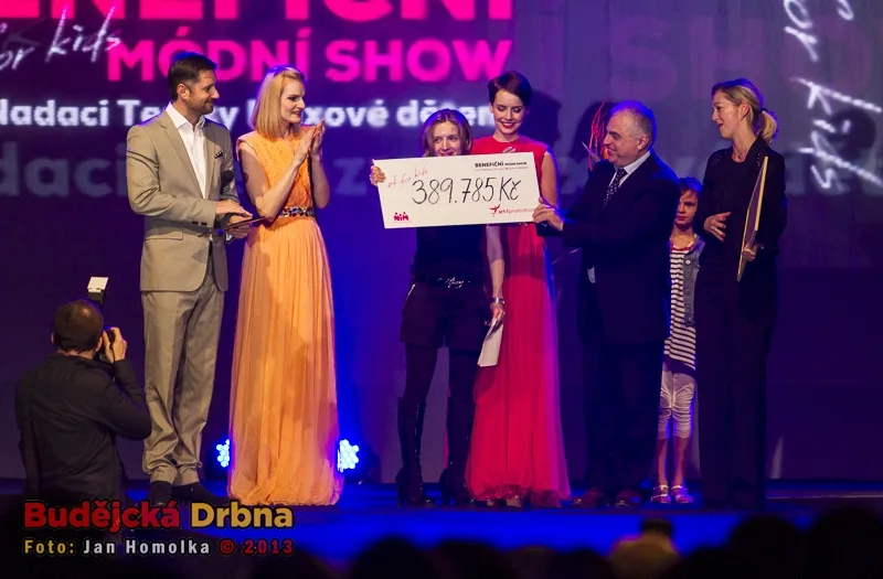 Předání šeku Nadaci Terezy Maxové dětem na sumu 389 785 Kč