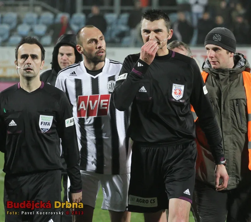 Rozhodčí Drahoslav Drábek opouští hřiště po posledním zápase Gambrinus ligy, který pískal