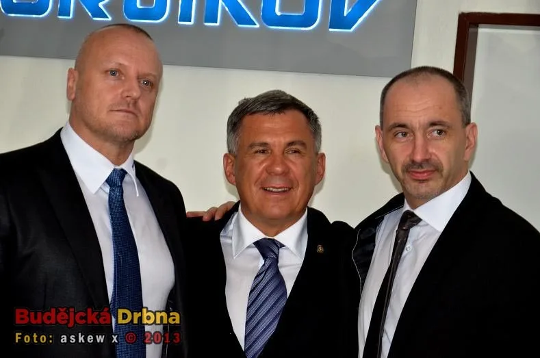 Zleva Miroslav Dvořák, předseda Jihočeské hospodářské komory a generální ředitel Motoru Jikov, a.s., prezident Republiky Tatarstán Rustam Minnichanov a ministr průmyslu a obchodu Martin Kuba