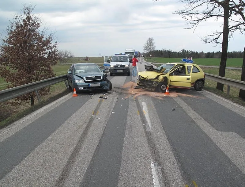 Následky čelního střetu Opelu Corsa a Škody Octavia u Krasejovky