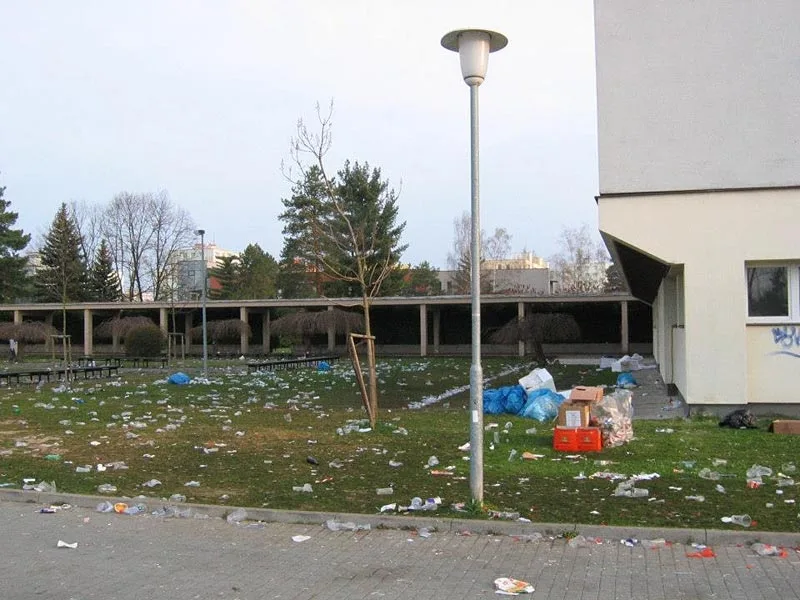 Ranní nepořádek po studentské akci. Foto: Antonín Vorel