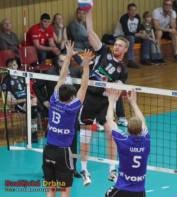 Hostující Richard Mauler na vysokou smeč Michala Kriška nedosáhl