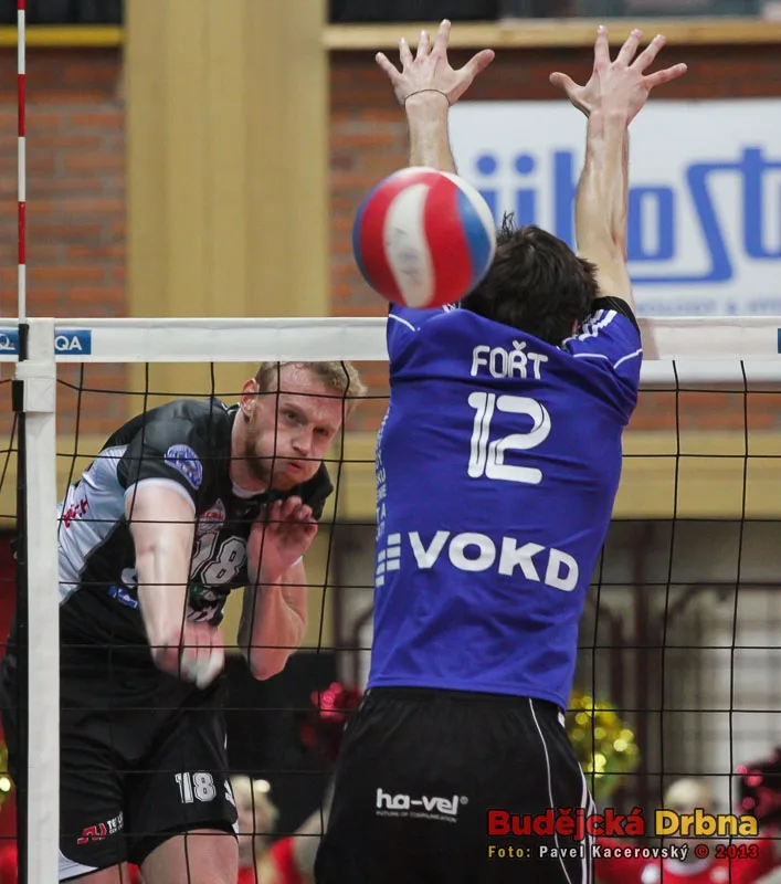Kriško smečuje přes Fořta