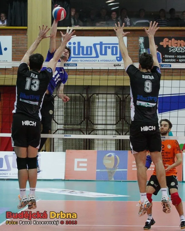 Michalovič útočí na síti mezi Filu a Sukubu