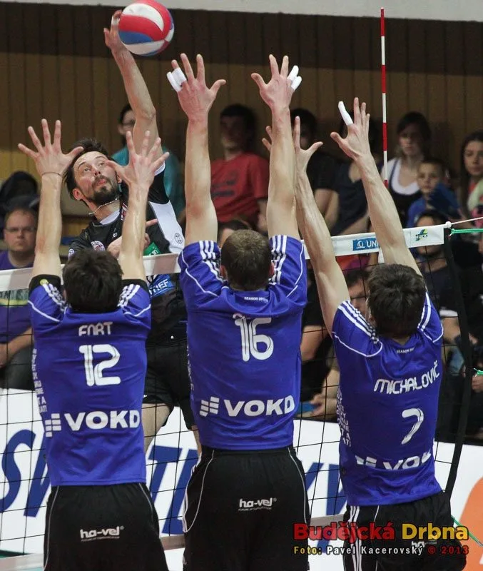 Proti tomuto bloku ve složení Fořt, Široký a Michalovič byl Jakub Novotný krátký