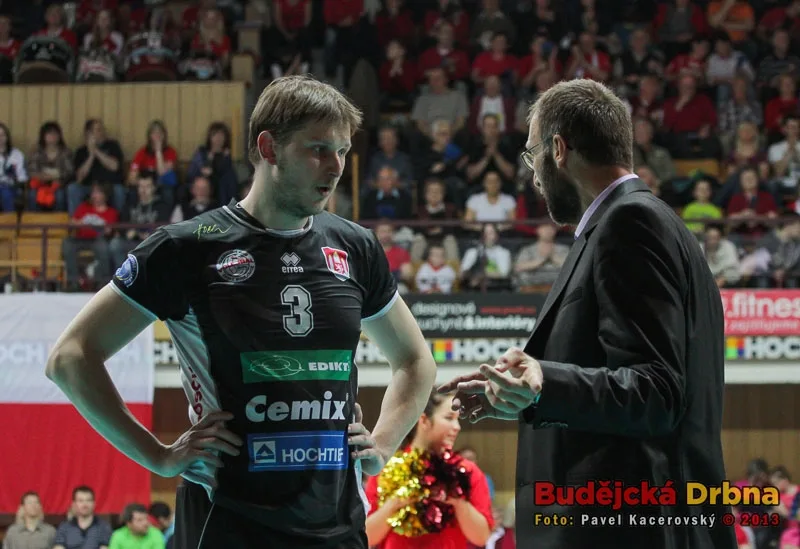 Radek Mach poslouchá instrukce asistenta trenéra Stanislava Pochopa